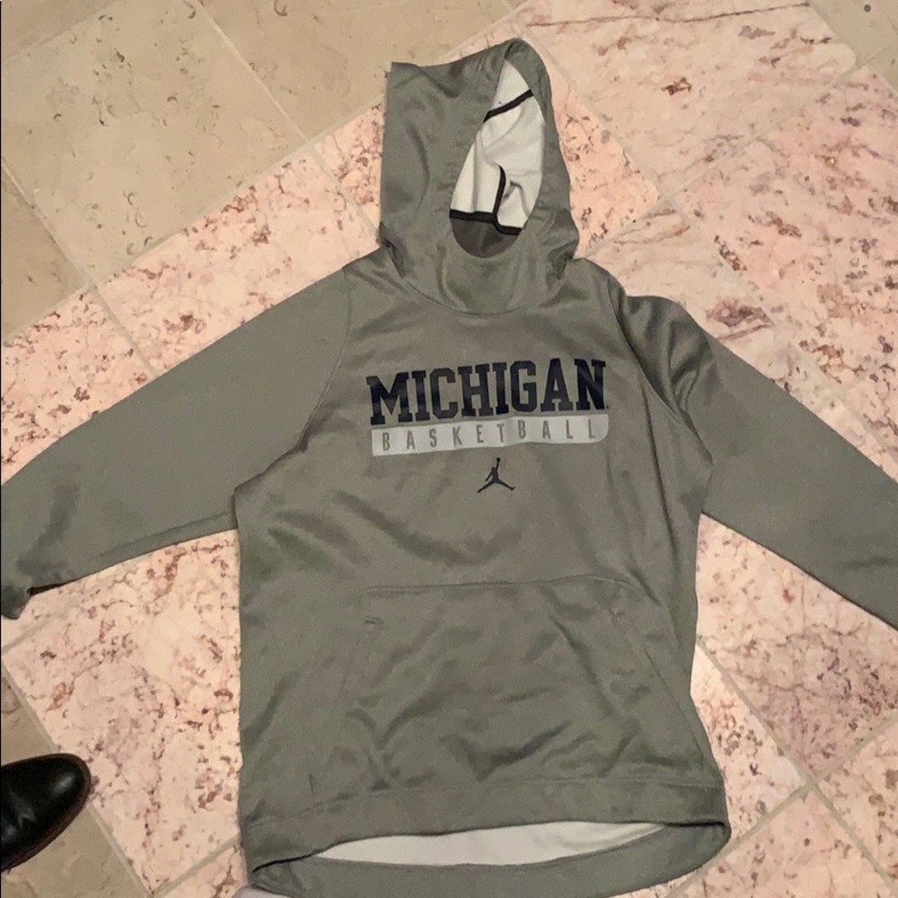 Men’s medium Michigan basketball sweatshirt